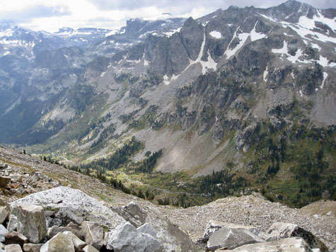 Blick auf den Lake Solitude Trail und Cascade Canyon