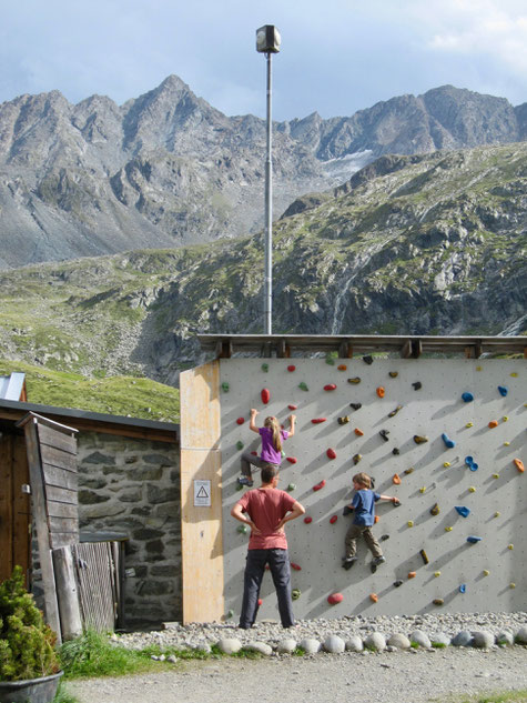 Die Kletterwand an der Hütte was wie ein Magnet für unsere Kinder