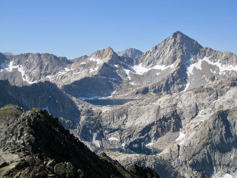 Sawtooth Peak mit Columbine Lake von Black Rock Pass aus gesehen