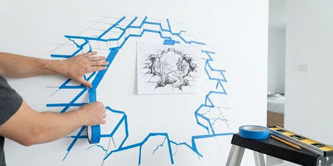 Präzisionsarbeit: Die Vorbereitung einer geometrischen 3D Wandgestaltung mit Tape.)