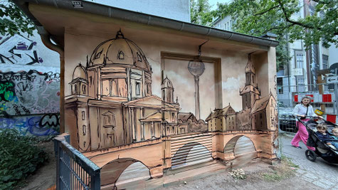 Architektonische Fassadenmalerei mit Berliner Stadtmotiven (Museumsinsel) auf Technikgebäude. Appolloart entwickelt standortbezogene Gestaltungskonzepte in ganz Deutschland.