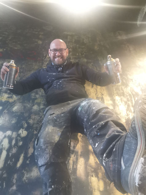 graffiti-kuenstler-appolloart-bei-der-arbeit