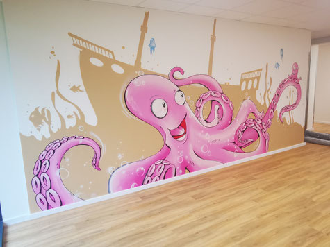 Verspielte Oktopus-Wandmalerei von AppolloART in einem hellen Innenraum, ideale Graffiti-Gestaltung für Kinder- und Wartebereiche.