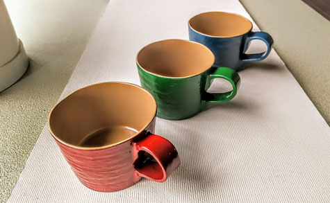「麻ひもを漆で固めて創作したカップ3色」