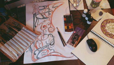 Making Of des Bildes "Duftschlösser" mit Blick auf den Arbeitsplatz der Künstlerin, mit Aquarellfarben, Pinsel, Zeichnung, Tusche und Stifte.