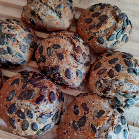 Dinkel Kornbrötchen mit Kürbiskernen