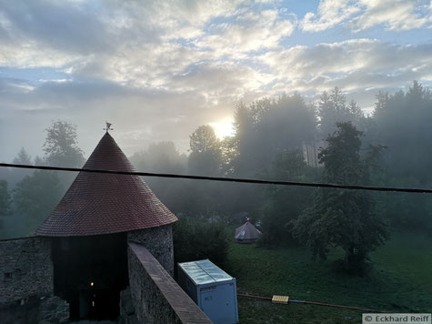 Nebelschwaden umkreisen die Burg am Samstagmorgen
