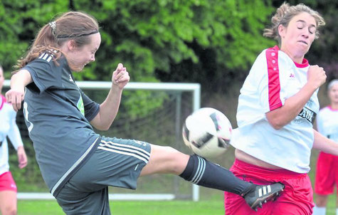 Volltreffer: Lea Unzicker (Viktoria, links) spielt hier mit viel Risiko den Ball vor Klein-Lindens Janina Thür. Foto: Pressebilder Hahn