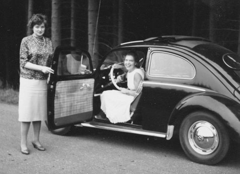 Dieser VW-Käfer gehörte damals mit dem kleinen Faltdach zu den "Luxusmodellen": Zu Besuch im Sauerland Ende der fünfziger Jahre: Paula Neumann aus Bochum (stehend) und Marlies Deichmann (meine Tante) zur Sitzprobe im Käfer.
