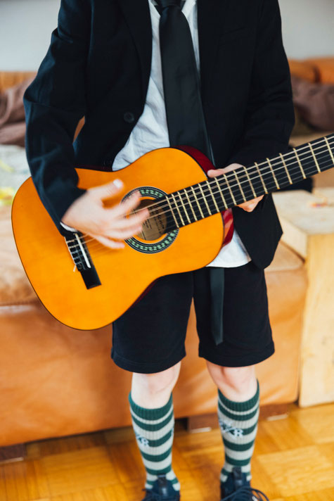 Kind nimmt Gitarrenunterricht in München Schwabing-West