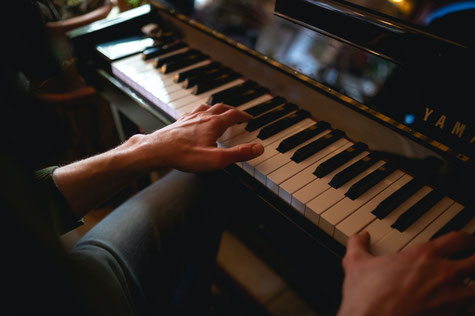 Mann nimmt Klavierunterricht in München Maxvorstadt
