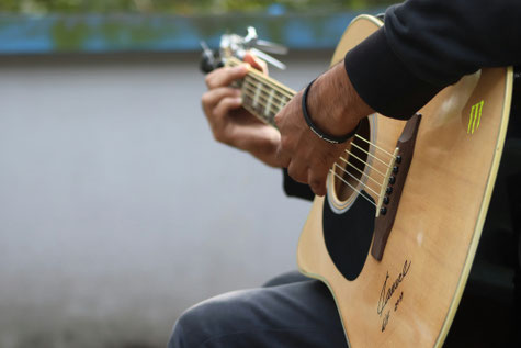 Gitarrenlehrer erteilt Gitarrenunterricht in München Schwabing-West