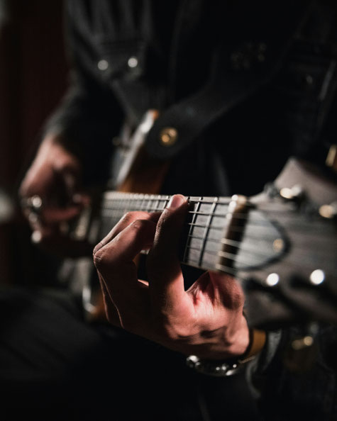 Schüler nimmt Gitarrenunterricht in München Schwabing-West