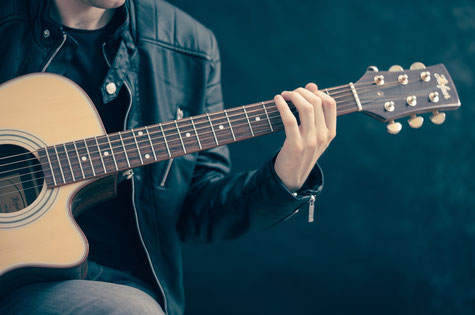 Junger Mann nimmt Gitarrenunterricht in München Hadern - Großhadern & Schwabing