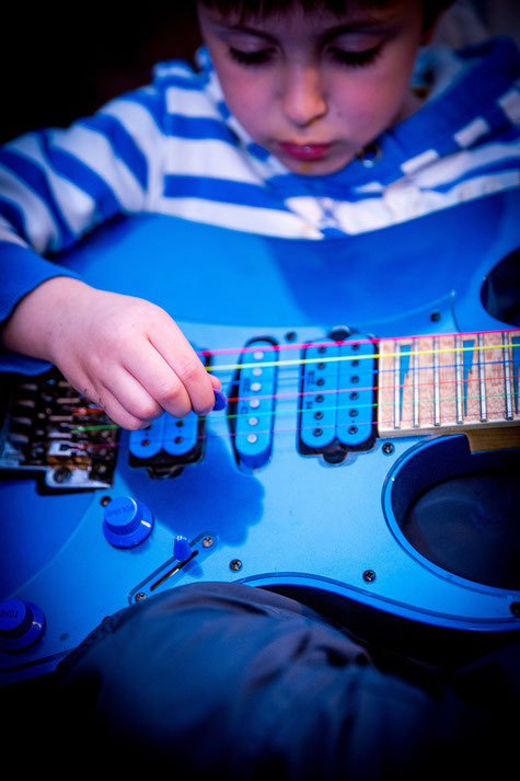 Kind nimmt Gitarrenunterricht in München Schwabing-West