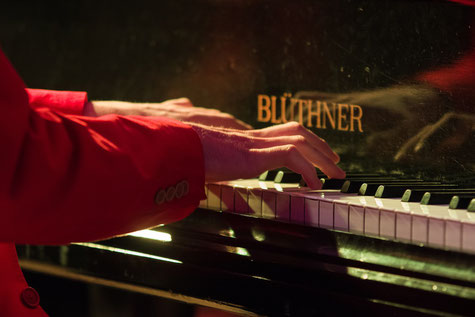 Mann nimmt Klavierunterricht in Schwabing-West