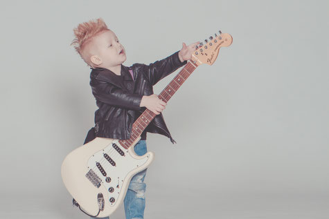 Kind nimmt Gitarrenunterricht bei der Münchner Klangwelt