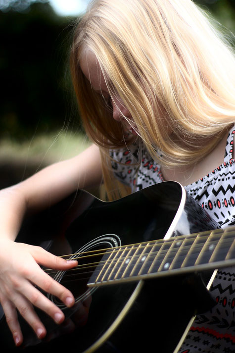 Mädchen nimmt Gitarrenunterricht in München Maxvorstadt