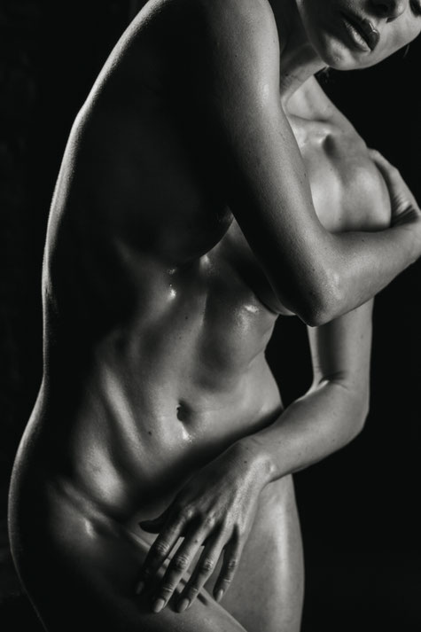 aktfotografie schwarzweiß reutlingen virginie varon ganzkörper