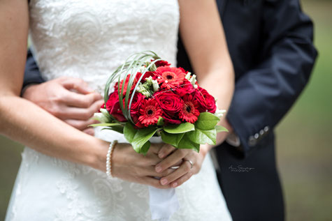 Hochzeitsfotografie in Landshut, Brautstrauß rot