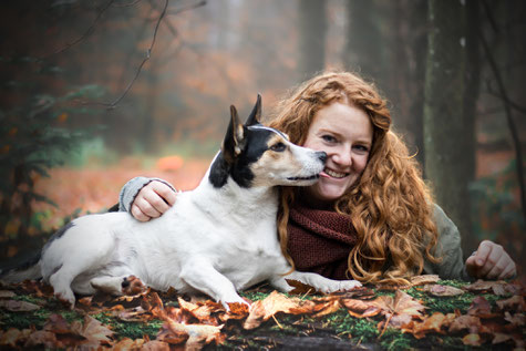Fotografin Anna Stemplinger mit Jack-Russell Terrier Muki