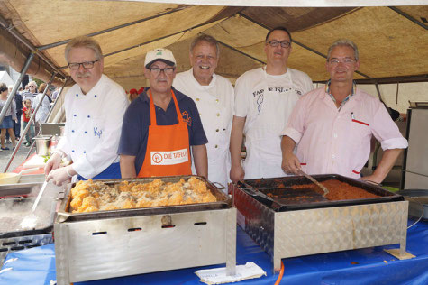 Im Jahr 2019 hat das letzte Nudelbuffet stattgefunden. Auch damals hat Hans-Josef Siebertz zusammen mit seinen Kollegen fleißig gekocht. Foto: Merve Polat