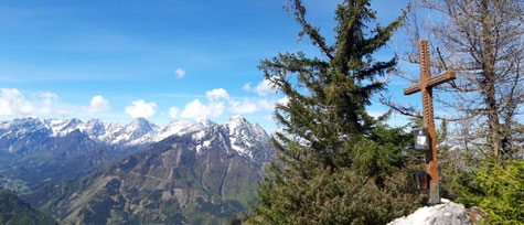 Tamberg Gipfelkreuz, im Hintergrund das Tote Gebirge