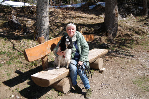 Josie beim Wandern in der Schweiz, Foto: Bänteli