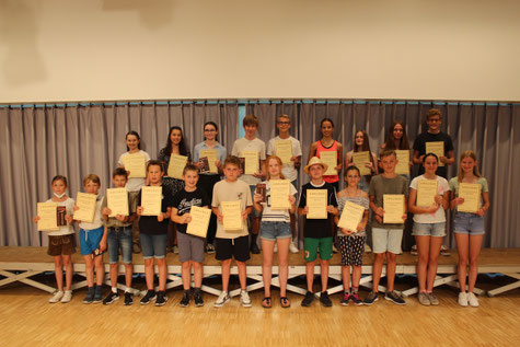 In den Jahrgangsstufen fünf bis elf wurden jeweils die Schüler*innen mit den besten Gesamtleistungen geehrt.
