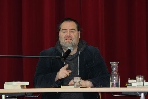 Autor Christian Linker fesselte die Schüler der neunten Jahrgangsstufe des THG Nördlingen in der Lesung zu seinem Roman "Blitzlichtgewitter".