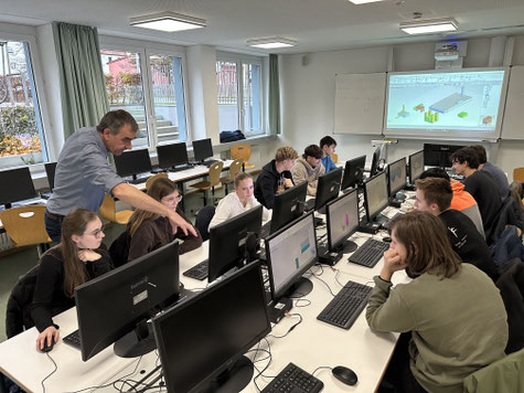 Jochen Zimmermann erläuterte den Teilnehmern des P-Seminars "3D-Druck" die Funktionsweise der Software MegaCAD.