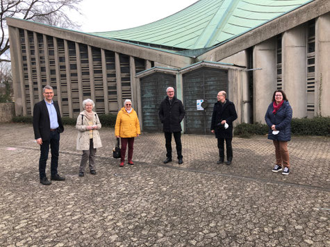 Im Bild: Pfarrer Christoph Tebbe, Inge Neuhaus, Karin Wierscheim, Propst Jürgen Schmidt, Pfarrer Klaus Baltes, Gemeindereferentin Petra Cruse. Foto: Zettner.