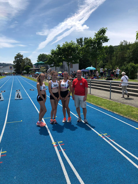 Die U14 Mädels: Karolina Bloching, Leni Fieder, Anna Maria Fiesel mit Trainer Siegfried Fieder