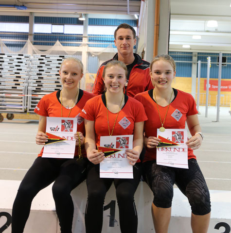 links nach rechts: Viviana Böckheler, Sophie Hellmuth, Annika Schepers, im Hintergrund Marcel Fieder (Trainer)