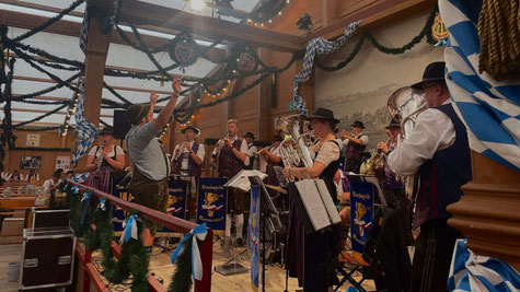In Aktion: Die Blaskapelle Mammendorf spielt 2023 im Festzelt „Tradition“ auf dem Oktoberfest.