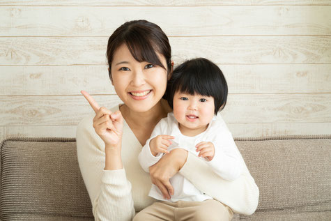 両手を横に上げる女性