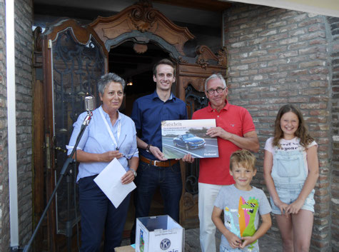 Vice-President Anne Spelmans, der Vetreter von Mercedes Herbrand, Werner Lenz, der Gewinner des Tombola- Hauptpreises und die Losfeen Tom und Emely. 