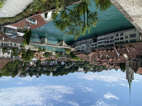 centro storico di Berna, case e fiume che passa in mezzo, capitale della Svizzera