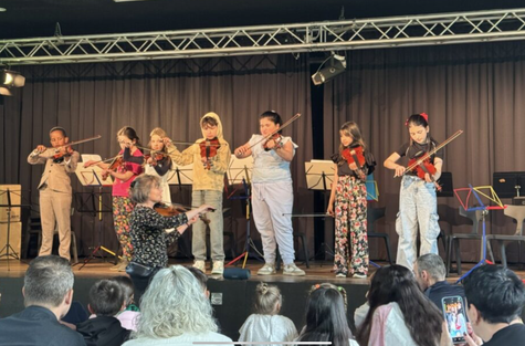 Geigen-Gruppe der Aueschule 2025 mit ihrer Lehrerin