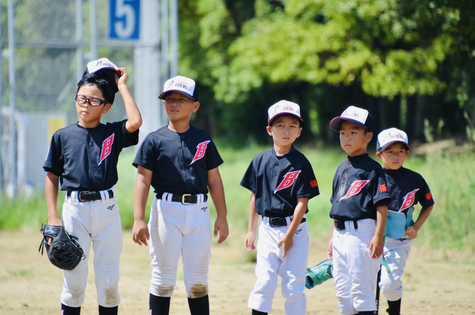 少年野球の試合を見守る福岡ボンバーズの部員たち