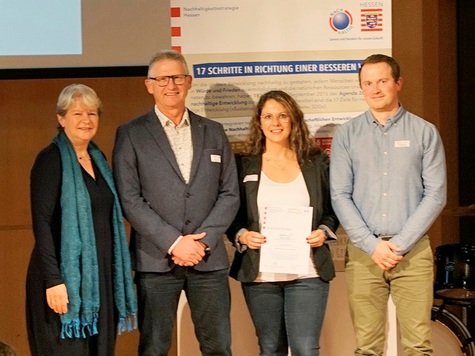 Staatssekretärin des Hessischen Ministeriums für Umwelt, Klimaschutz, Landwirtschaft und Verbraucherschutz, Dr. Beatrix Tappeser, Heiko Bickel (Schulleiter), Daniela Jost (Koordinatorin Umweltschule) und Fabian Kreck (Lehrer).