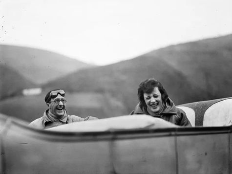 ꧁ Jacques Henri Lartigue, Ubu et Bibi sur la route, avril 1925 ꧂