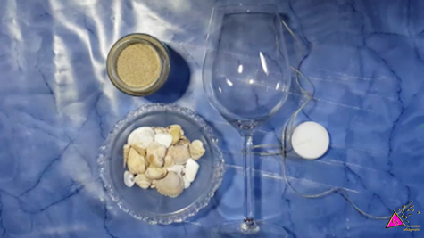 benötigtes-Material-um-ein-Windlicht-selbst-zu-machen:Weinglas-Sand-Muscheln-Teelicht-Schnur
