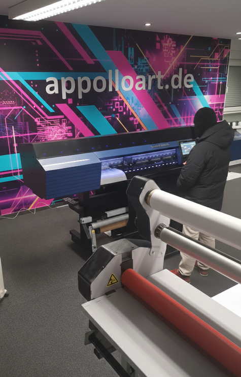 Schablonen-Plotter-Technik für präzise Logo-Wandgestaltung bei appolloart.de.