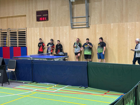 Erstmals vor Publikum spielte unsere junge Eigenbaumannschaft Sierndorf/3 in der Oberliga gegen Landesliga-Absteiger Ottenschlag/1. Eine Topleistung von Niklas Binder (3 Siege), Sebastian Auer (2 Siege) und Simon Wilder (1 Sieg) sorgte für Begeisterung!