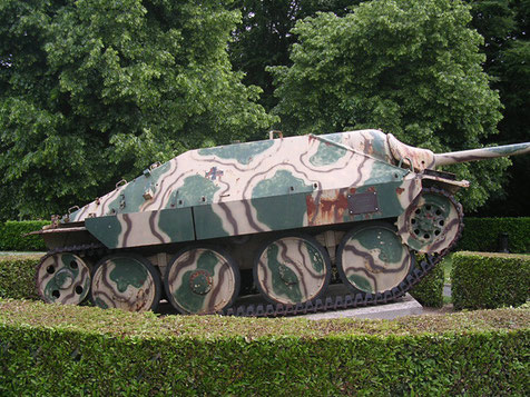 Jagdpanzer Hetzer am Museumseingang mit etwas zweifelhaften Tarndesign.