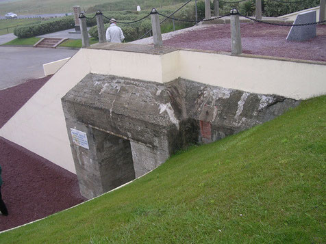 ...wurde direkt auf dem Fundament eines deutschen Bunkers aufgebaut, eine sicher sinnvolle Verwendung.