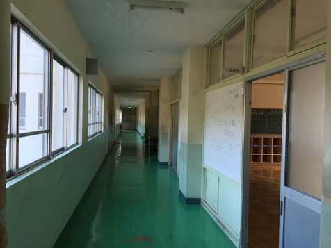 こどもたちの声が響いていた教室や廊下はどこか寂しい雰囲気でした。
