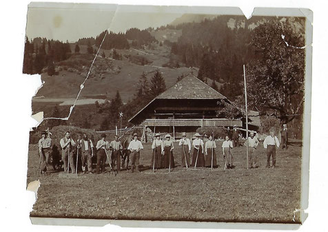 Eine Gruppe von Landwirtschaftlichen Arbeitern beim Heuen vor dem Bauernhof Schwand in Bumbach Schangnau vor über 100 Jahren. Geschichte, Tradition, Nostalgie. 