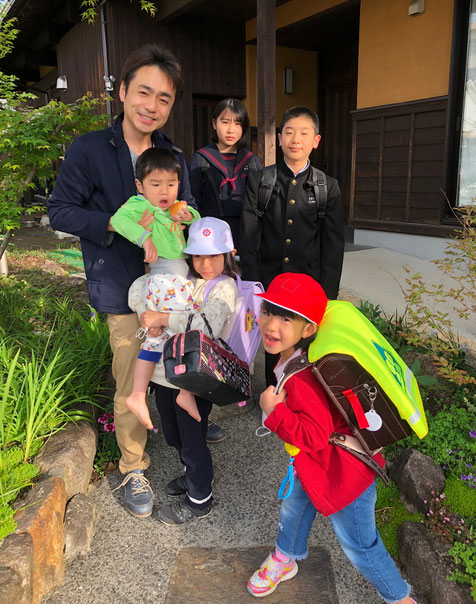 プライベートの時間は5人の子どもと過ごすことが多い。大学時代は初めて育休を取得した男性外科医となった